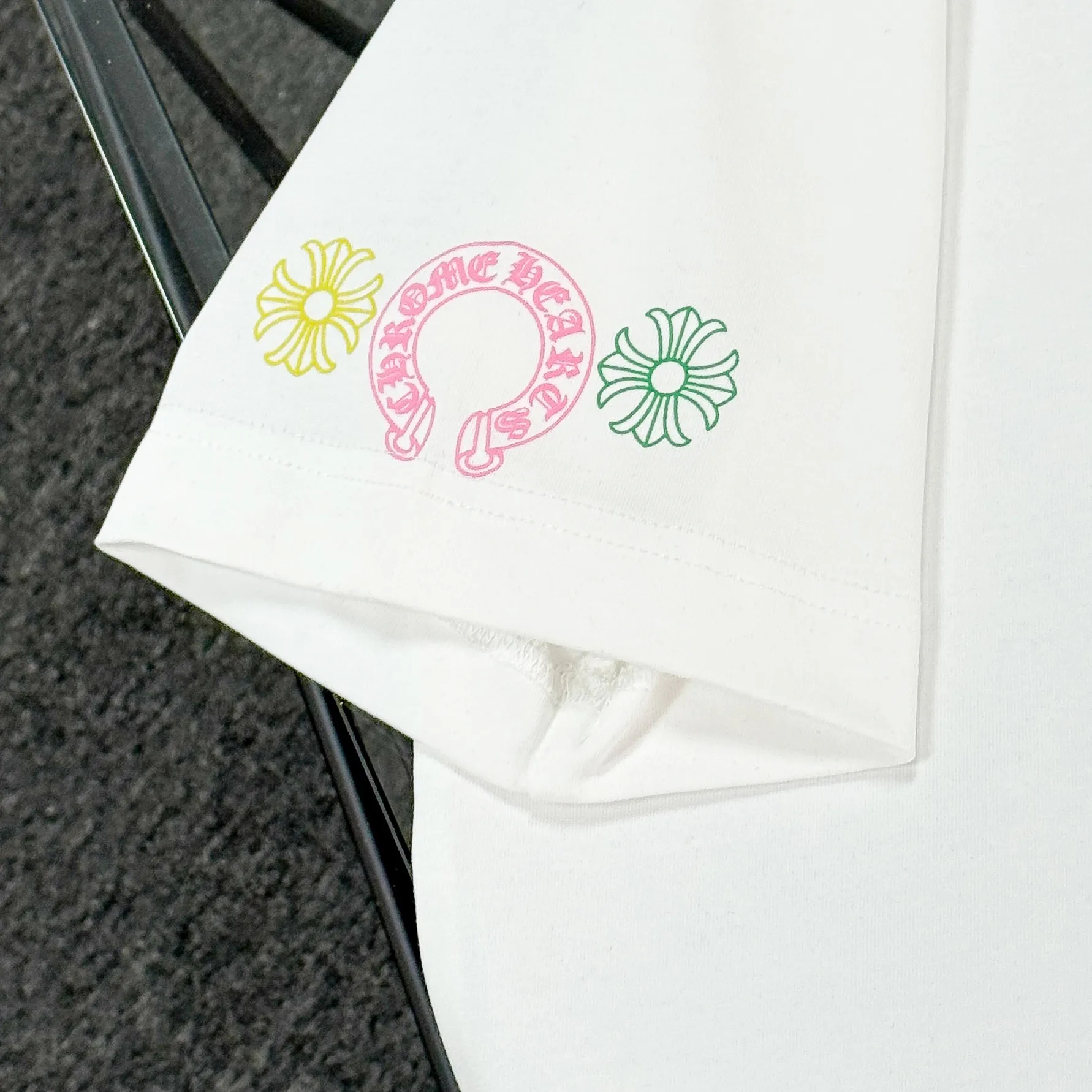P180 Chrome Hearts Chrome Hearts 25 high version. The fabric is made of 300 grams of high-density pure cotton. It does not deform or shrink. It has three labels. It is the same style for men and women. Technology: suede foam printing. Color: white black. SIZE: S-XL.
